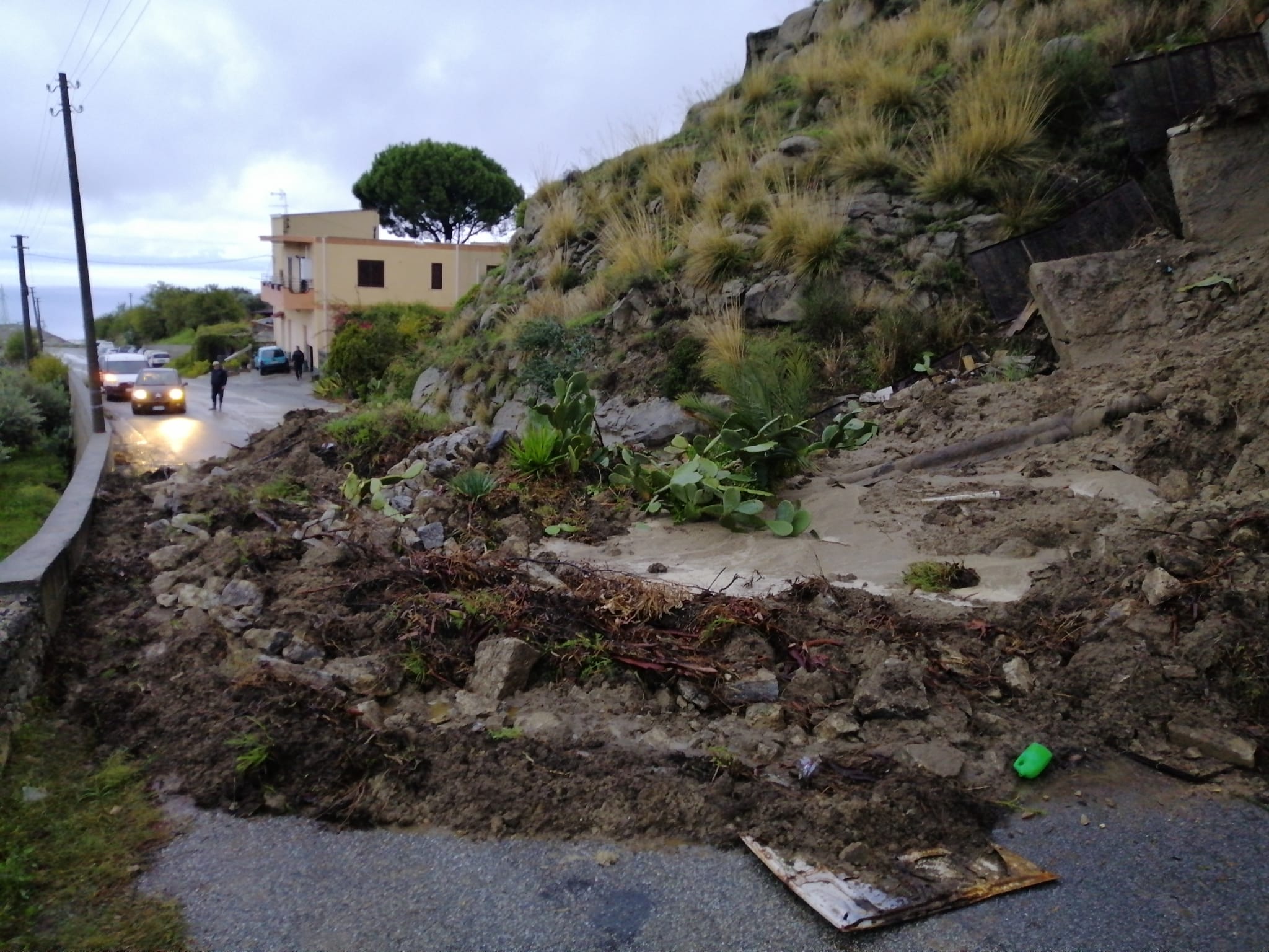 Smottamento a Motta San Giovanni, liberata la careggiata (FOTO)