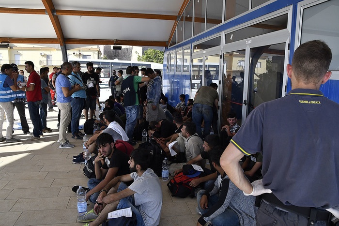 Migranti: sbarcati in 48 a Crotone