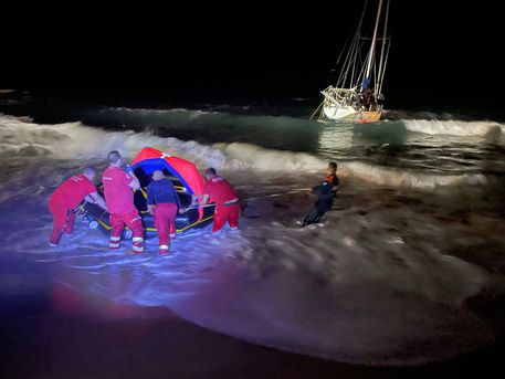 Migranti: barca in balia delle onde, soccorsi in 75