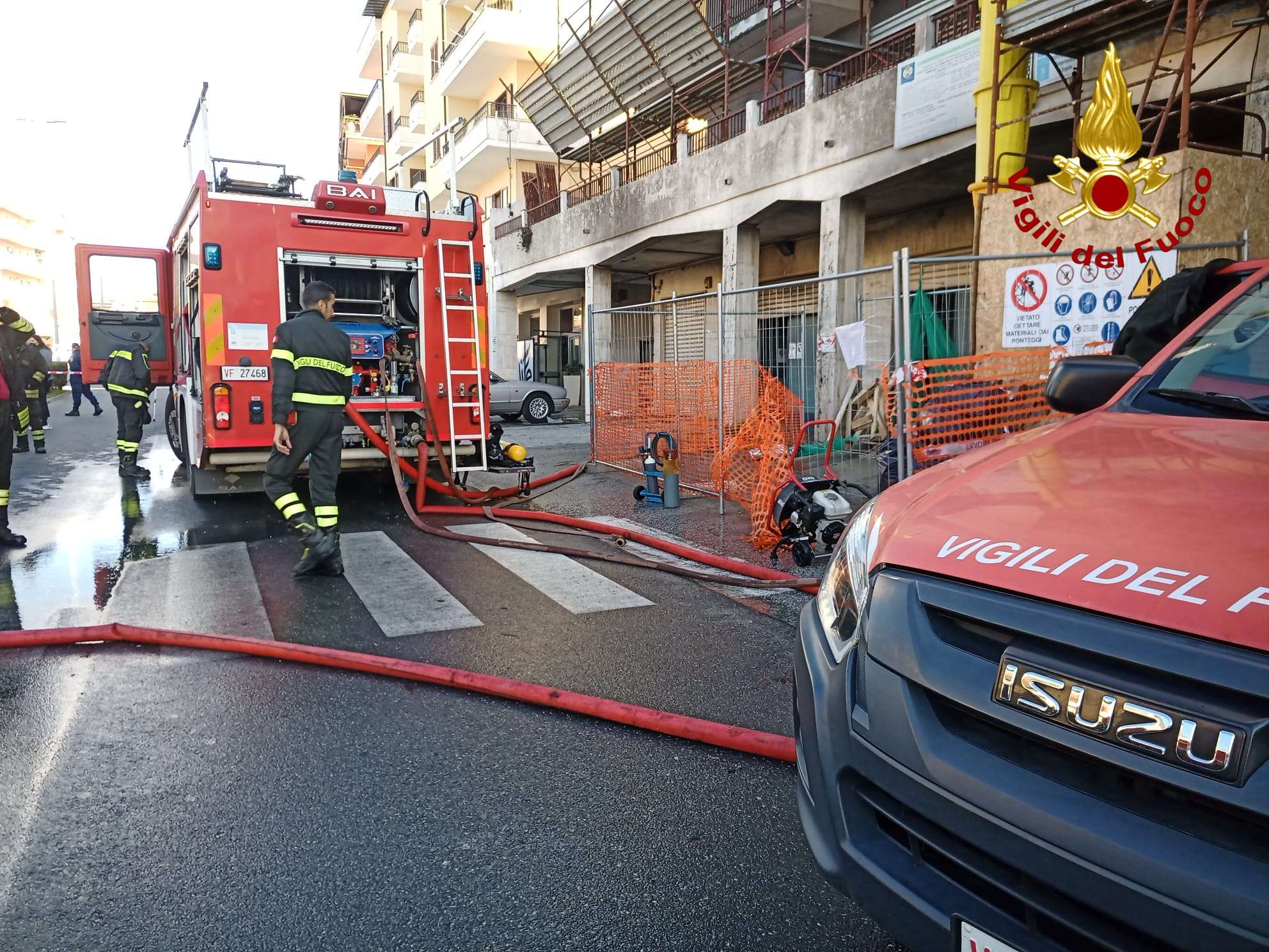 Vibo Valentia, incendio in un magazzino commerciale