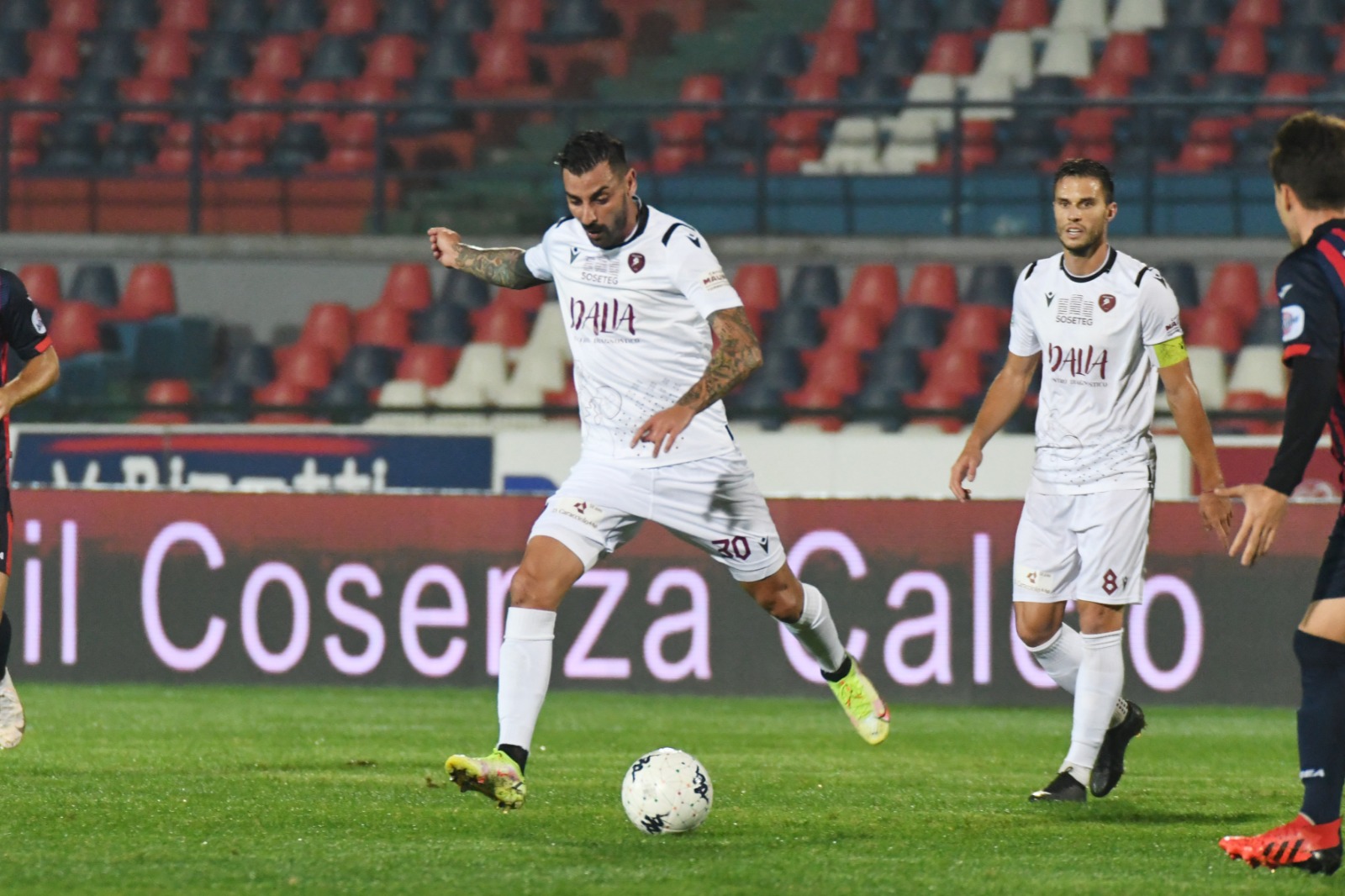 Cosenza-Reggina, la sequenza del gol e la corsa sotto il settore: le foto del match
