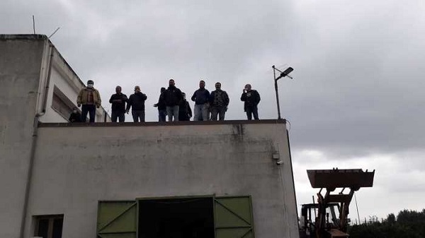 Da mesi senza stipendio, i lavoratori del Consorzio di bonifica di Trebisacce salgono sul tetto