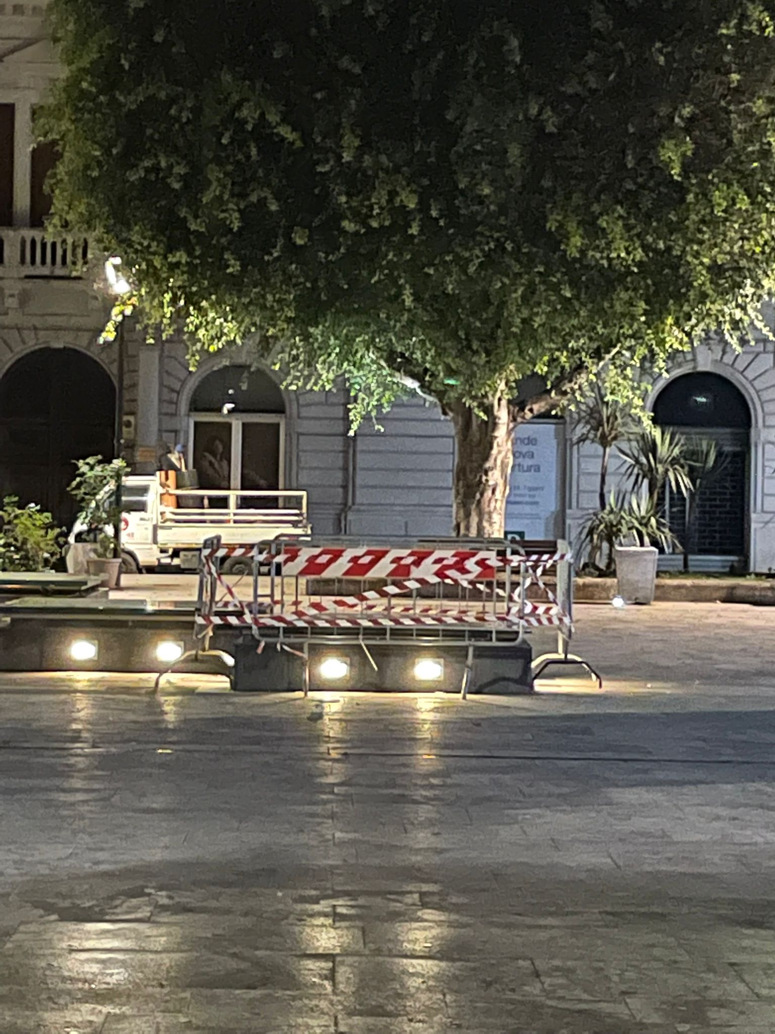 Imbrattata dai vandali la statua in piazza Italia e distrutta una copertura dell’Ipogeo. Immediato l’intervento di ripristino e messa in sicurezza degli spazi