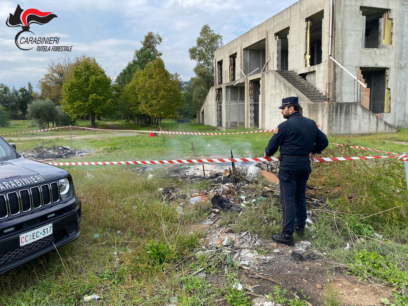Danno fuoco ai rifiuti in un campo. Titolare ed operai denunciati per smaltimento illecito.