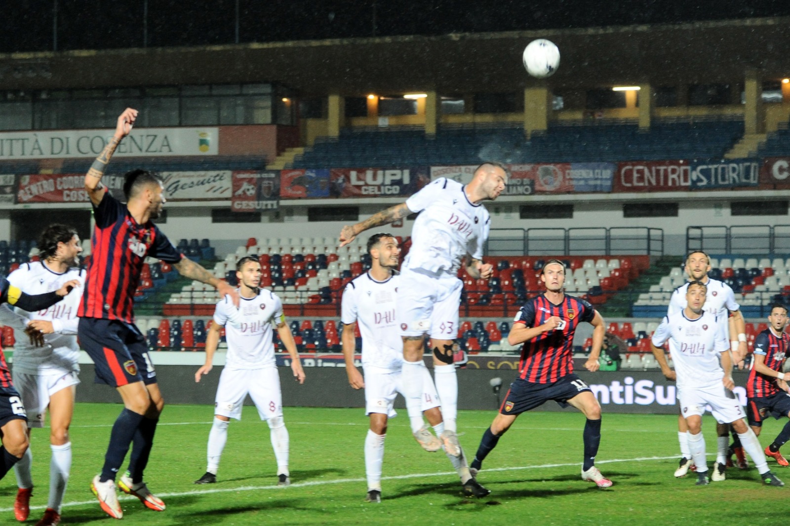 Cosenza-Reggina, la sequenza del gol e la corsa sotto il settore: le foto del match