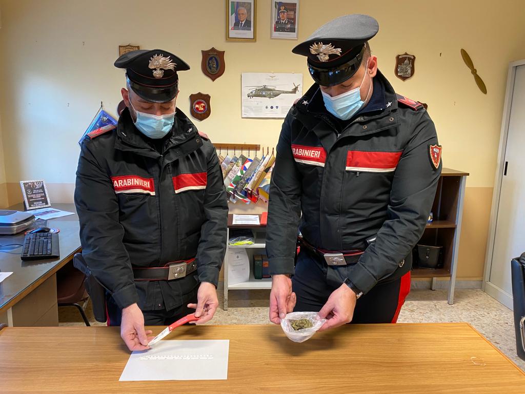 Circolavano in macchina armati di coltelli, due denunce
