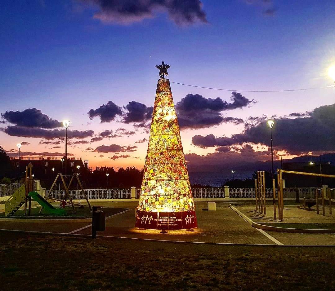 A Reggio Calabria torna a splendere l’albero di Natale dell’Associazione Italiana contro le Leucemie