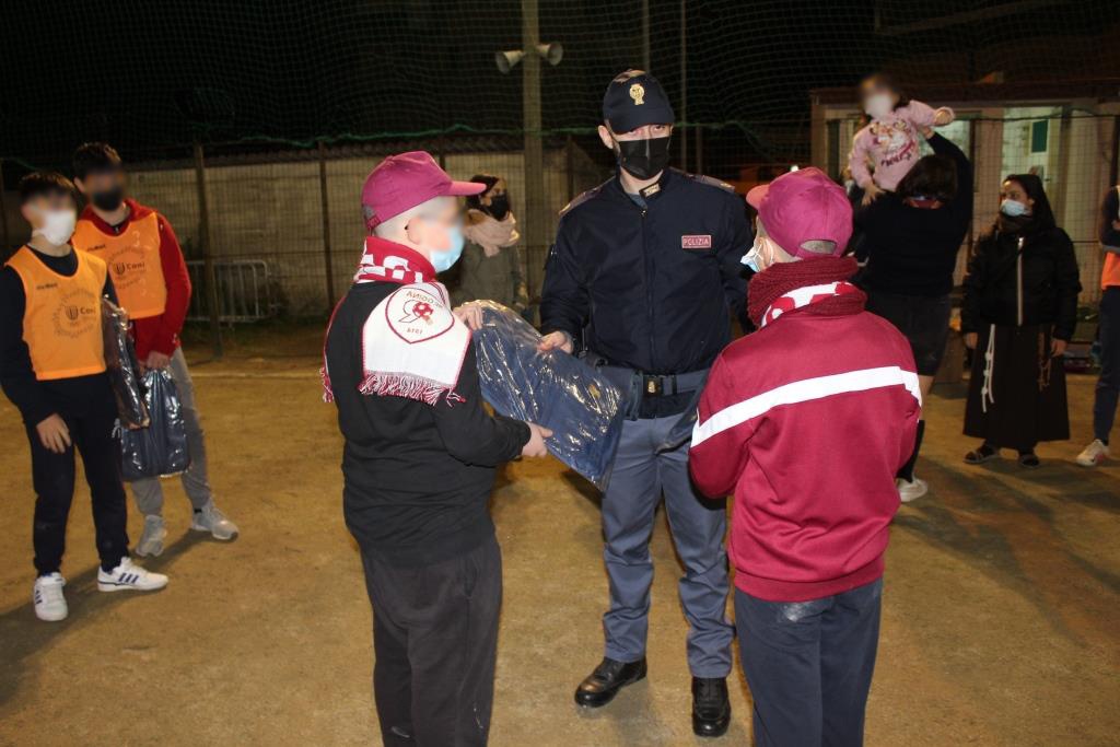 Il personale delle Volanti ed una rappresentanza dei giocatori della Reggina 1914 incontra i ragazzi di Archi al campetto della Chiesa del Carmine