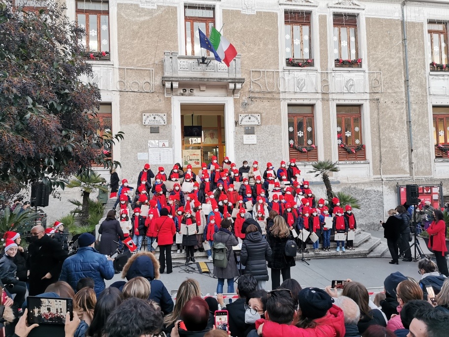 La magia dei canti natalizi dell’Istituto Comprensivo “Perri – Pitagora” torna ad emozionare Lamezia Terme