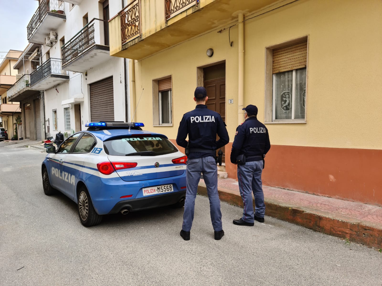 Fuga di gas in abitazione, gli agenti della Polizia salvano un’anziana che riposava ignara