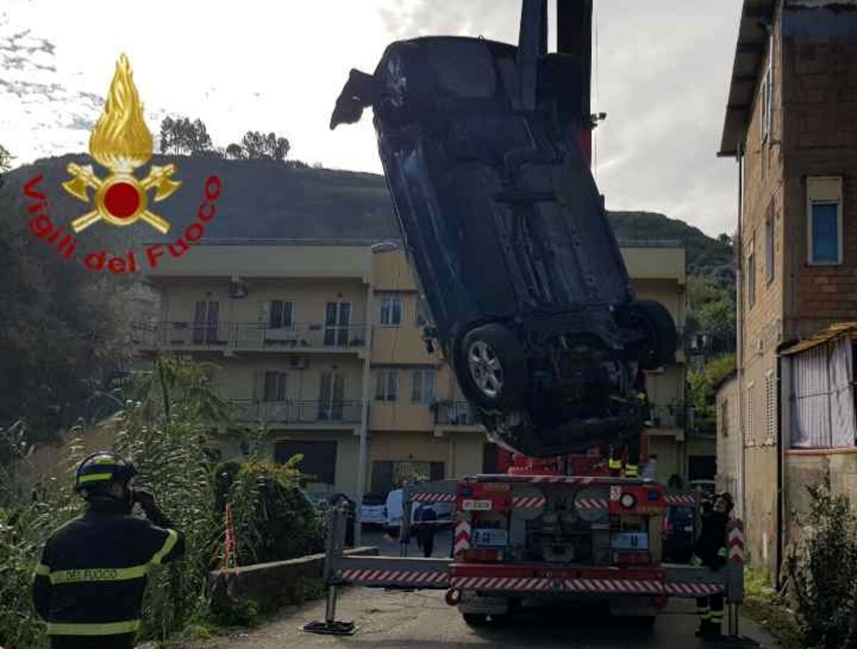 Incidente a Reggio Calabria: volo di dieci metri per un’auto (FOTO)