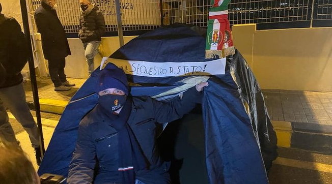 Sindaco Messina occupa molo per protesta contro Super green pass