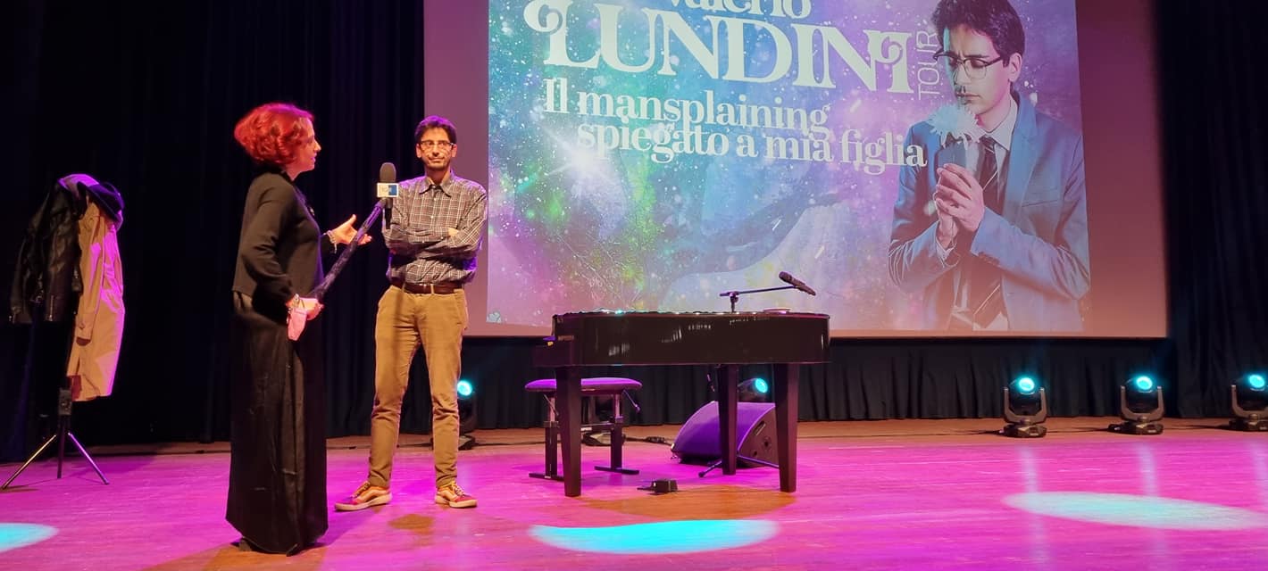 Teatro Garden gremito a Rende per lo show di Valerio Lundini