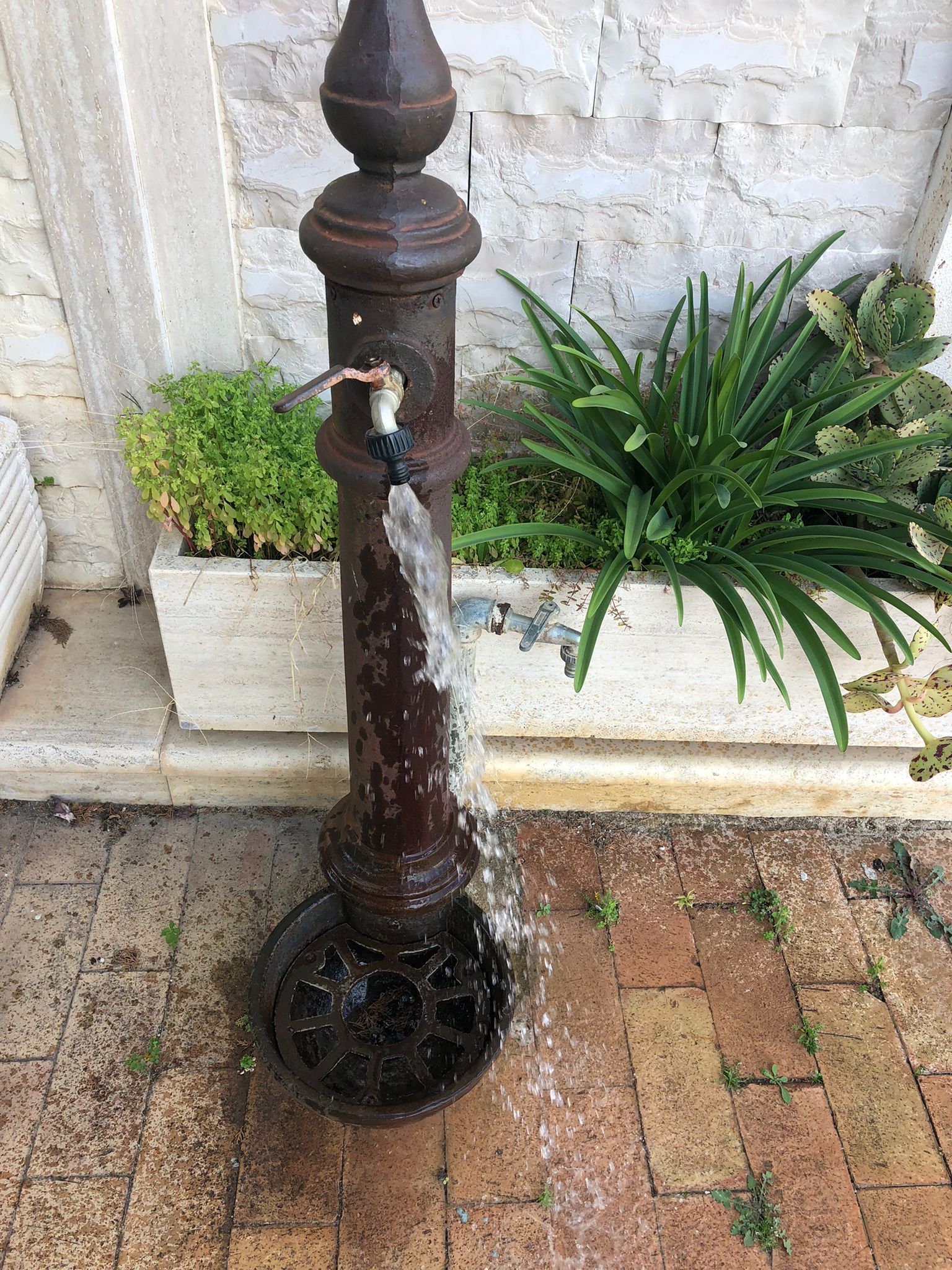 Ripristinata l’acqua al cimitero di Le Castella