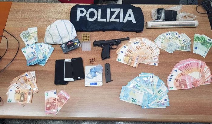 Nascondeva pistola clandestina e droga, arrestato