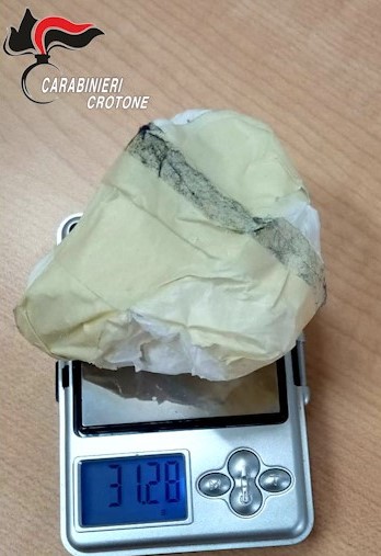 Lanciano la droga dall’auto in corsa, due arresti