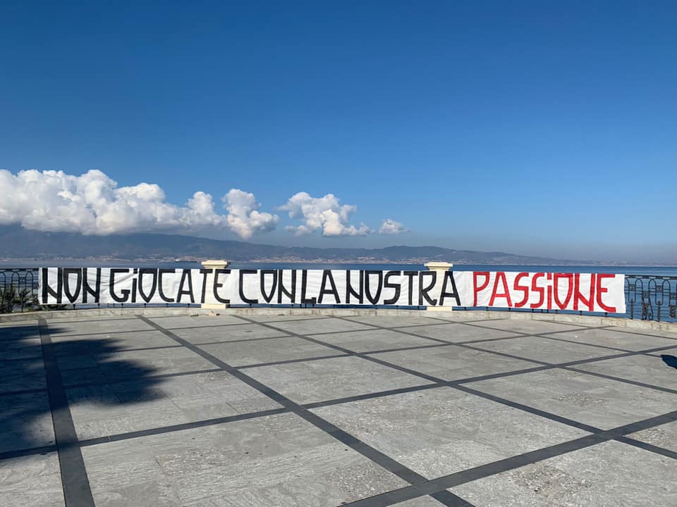Reggina, Reggio tappezzata di striscioni dei tifosi: “Non giocate con la nostra passione”