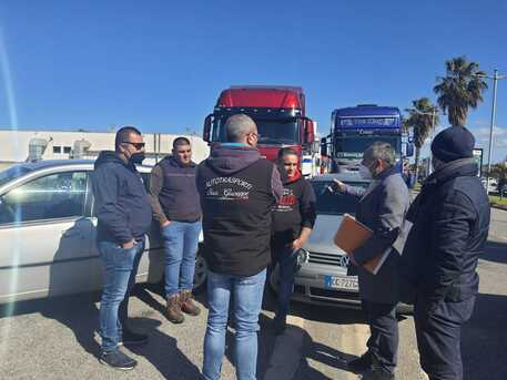 Caro carburanti, sit-in degli autotrasportatori calabresi