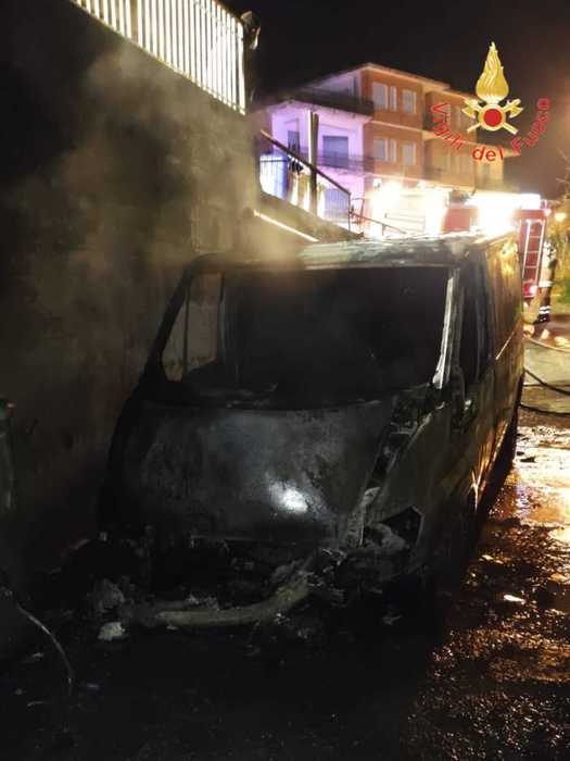 In fiamme furgone azienda, non si esclude ipotesi dolosa