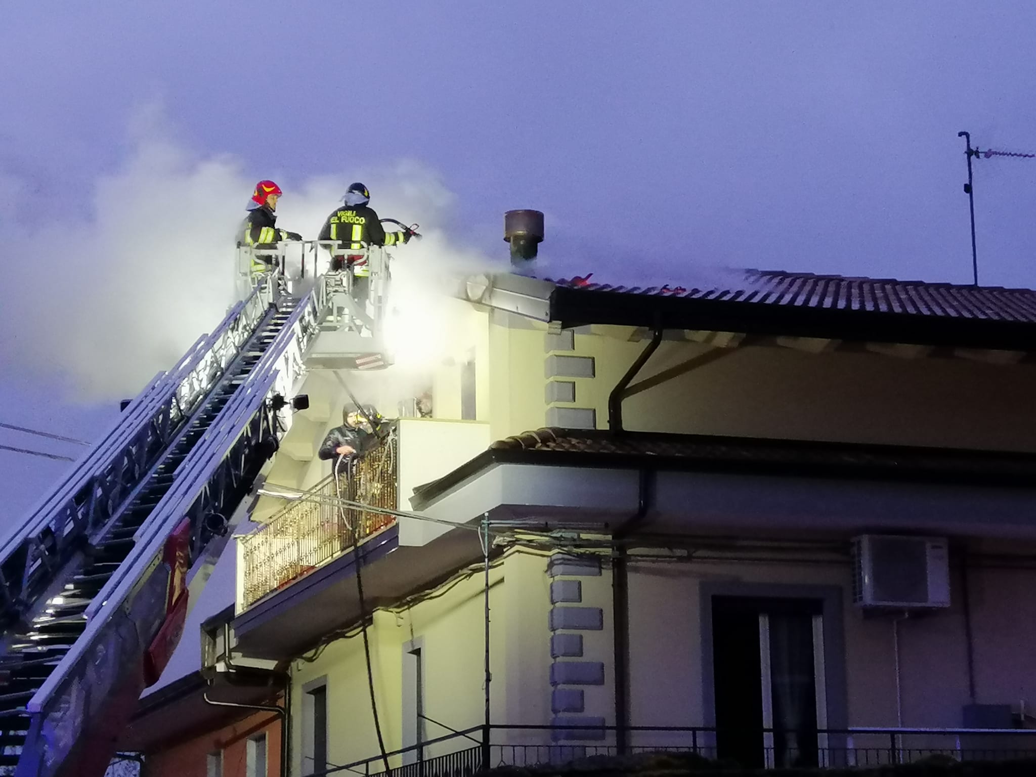 Prende fuoco il tetto di un fabbricato, intervenuti i Vigili del Fuoco (FOTO)