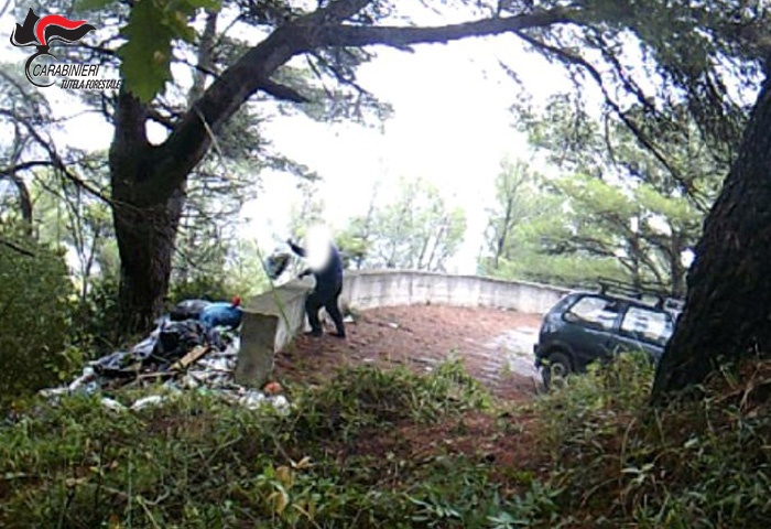 Smaltimento illecito e abbandono rifiuti. Denunce e sanzioni dei Carabinieri Forestale