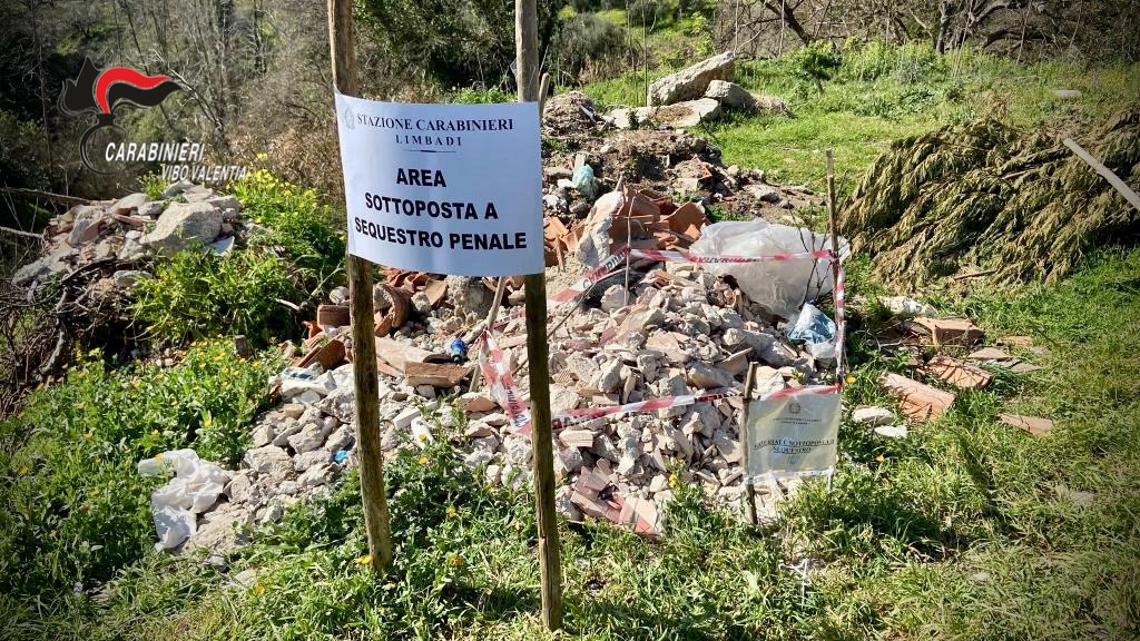 Controlli ambientali in Calabria, segnalato dai Carabinieri il presunto responsabile di uno sversamento non autorizzato di rifiuti