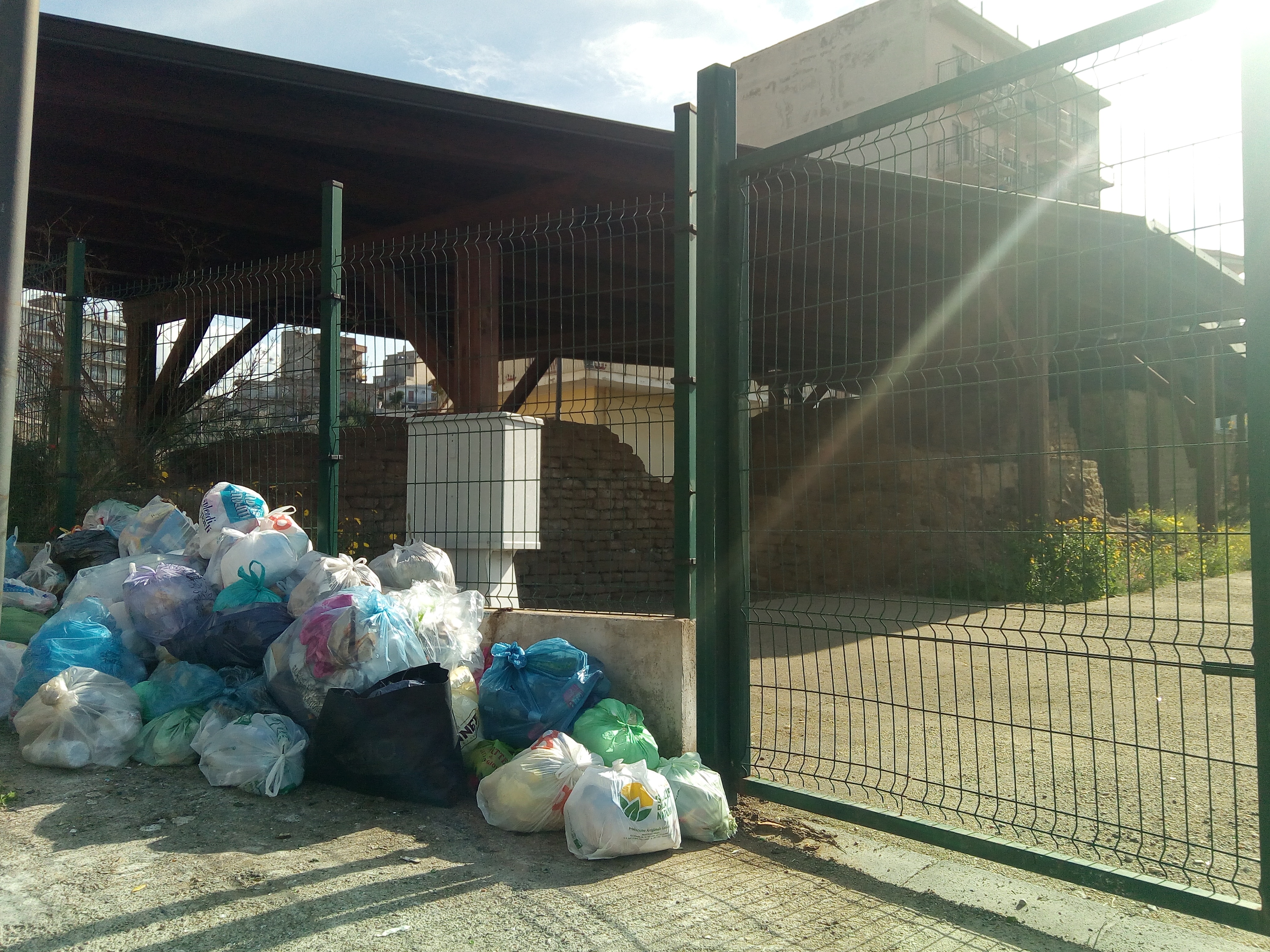 Reggio Calabria, situazione di degrado in via Cappuccinelli e vicino le Mura Ellenistiche