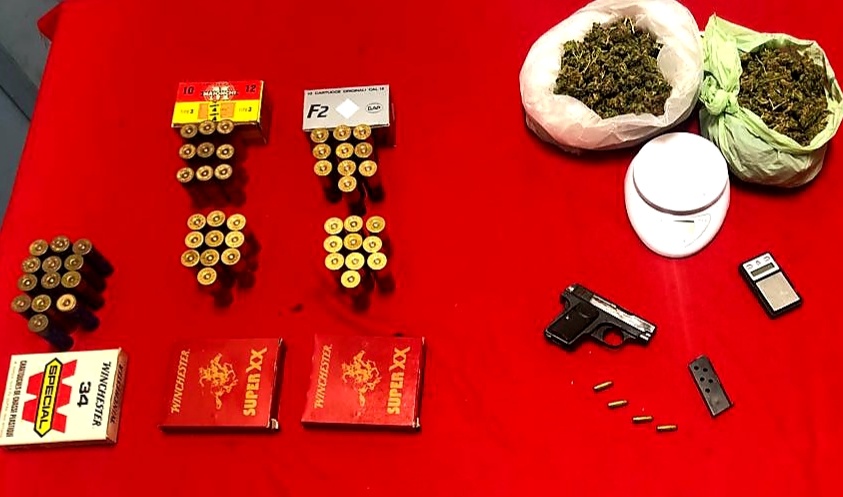 Pistola e 150 grammi di marijuana in casa, in manette due fratelli