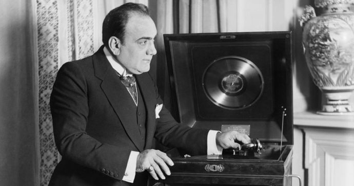 Al Rendano “Core ngrato”: viaggio nella vita artistica e sentimentale di Enrico Caruso