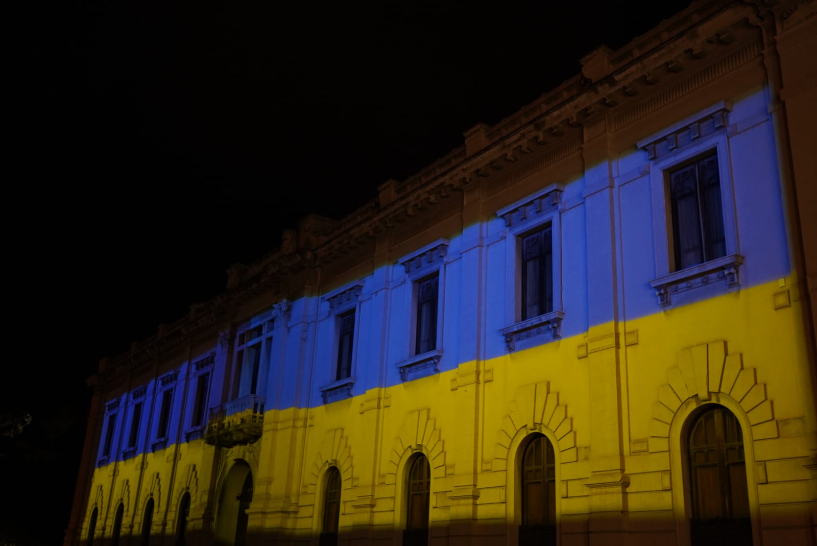 Reggio Calabria – Solidarietà al popolo ucraino: Palazzo San Giorgio si illumina contro la guerra