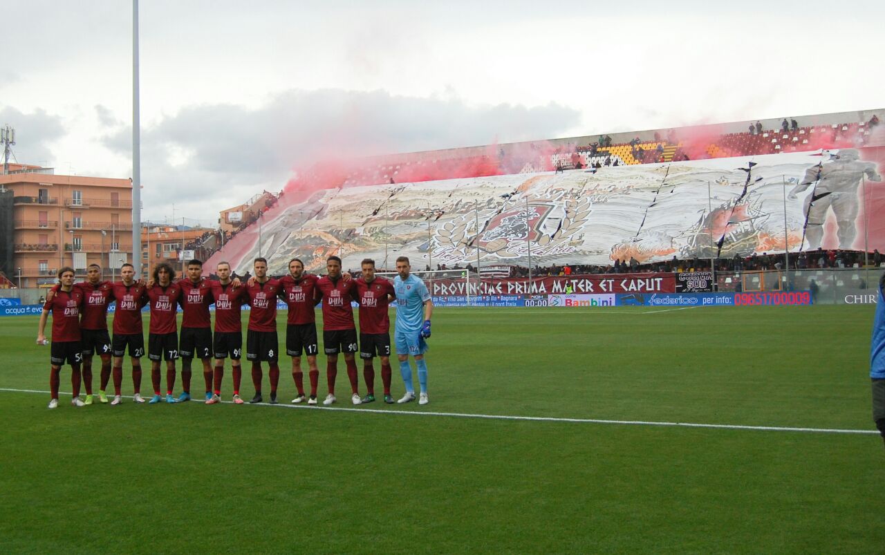 Reggina formato derby, Folo e il Var fanno esplodere il Granillo contro il Cosenza