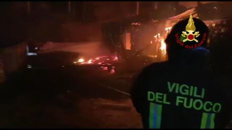 Incendio in azienda agricola, distrutte mille balle di fieno