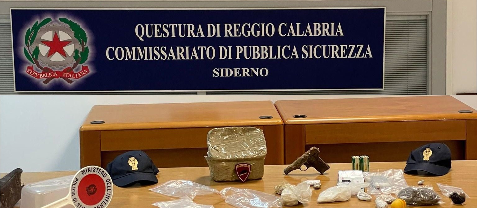 Pistola, munizioni e droga in un terreno a Gioiosa Jonica, indagini in corso