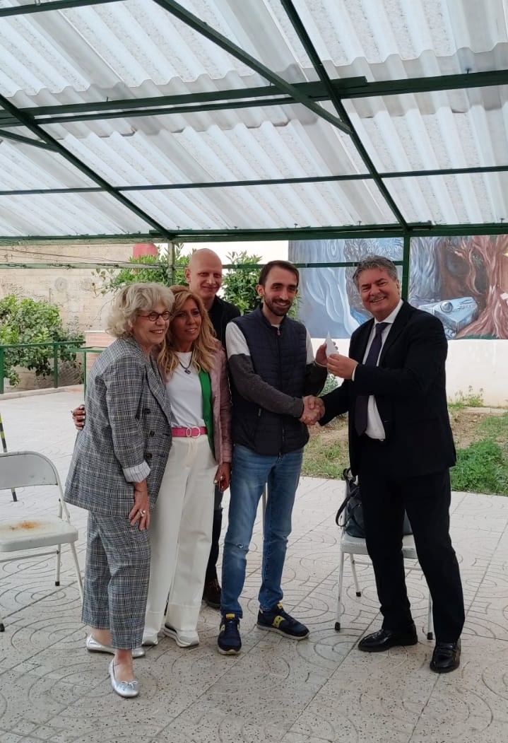 Mancuso consegna una “borsa lavoro” a un giovane del circuito penale minorile nel corso dell’iniziativa dell’associazione Biesse