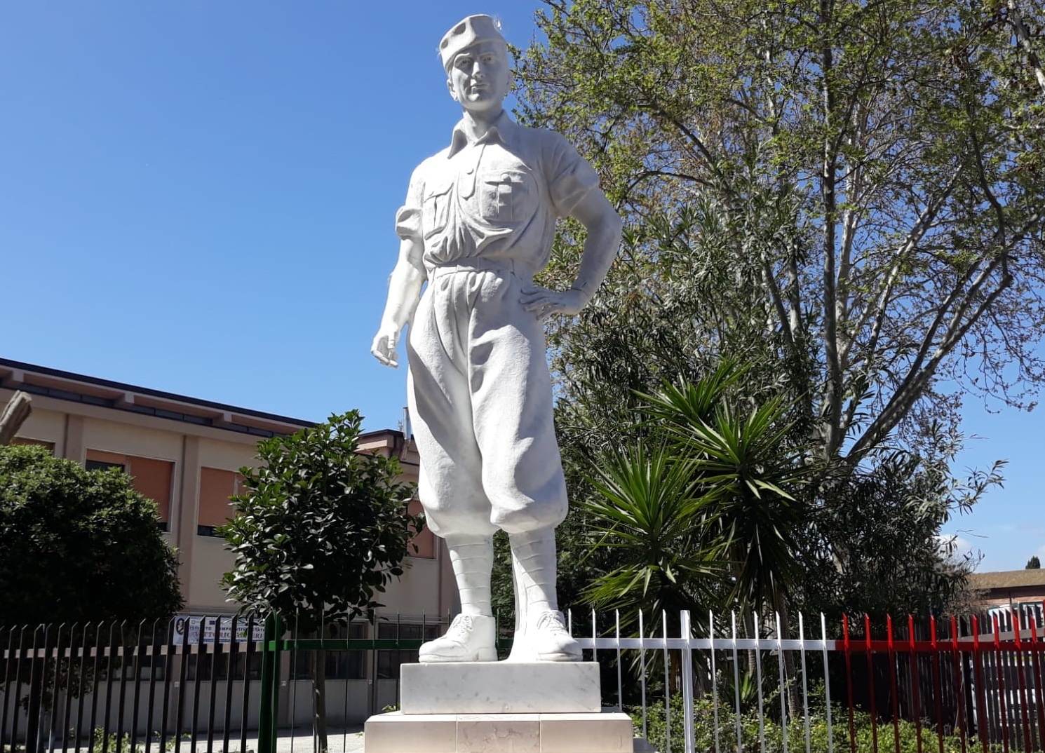 Crotone – Inaugurata la statua intitolata agli ex internati nei campi di concentramento e sterminio nazisti
