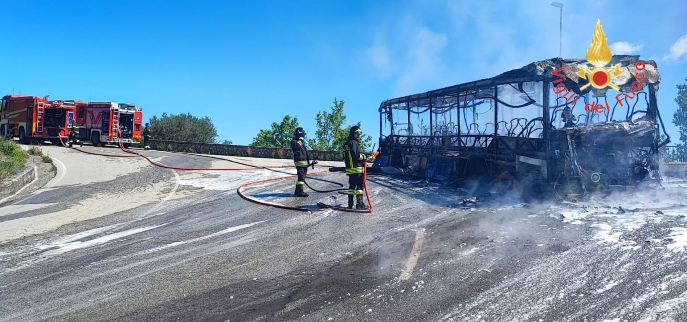 A fuoco un autobus delle Ferrovie della Calabria