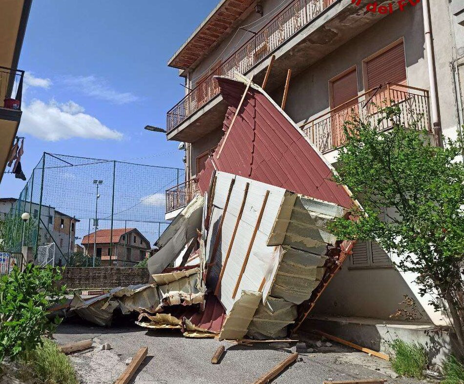 Forte vento nel Vibonese, scoperchiato il tetto di un’abitazione a Paravati