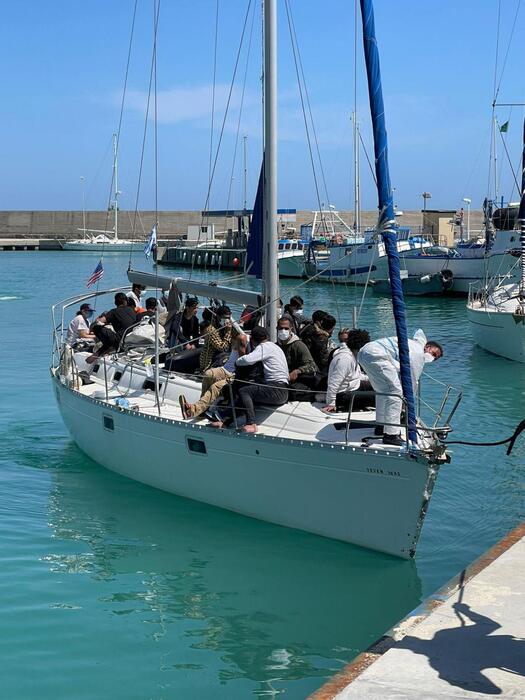 Migranti: nuovo sbarco a Roccella Ionica, arrivati in 52