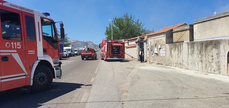 Incendio vicino cimitero Vibo Valentia, disagi alla circolazione