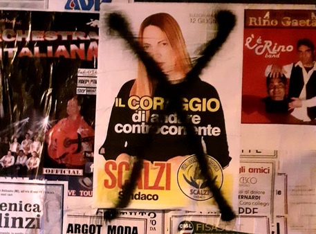 Imbrattati e bruciati manifesti candidata sindaco in Calabria