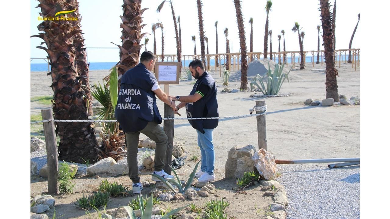 Occupazione abusiva del litorale e violazioni edilizie, sequestrato un lido a Gizzeria