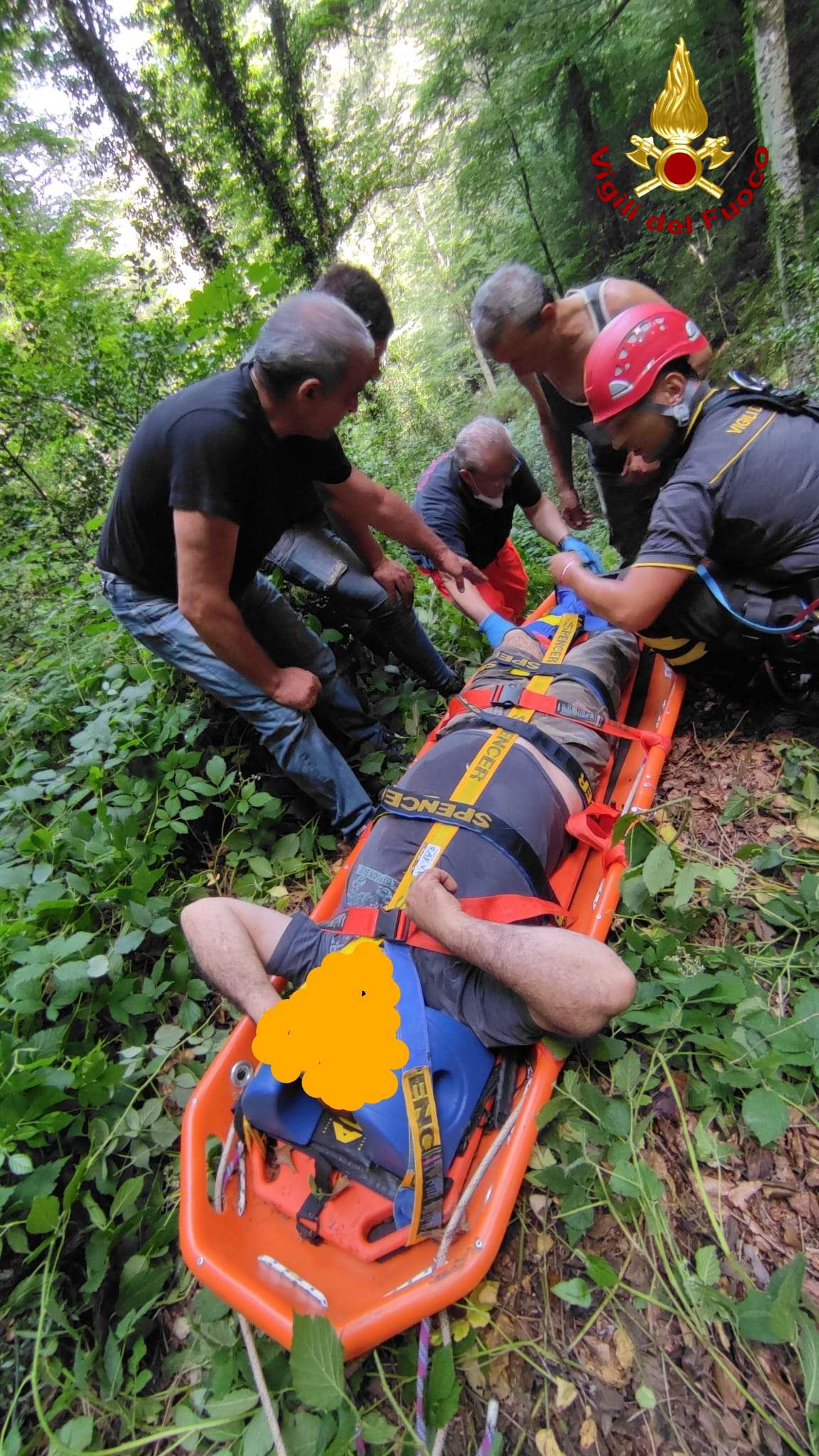 Perde il controllo e finisce in una scarpata nel Vibonese, salvato dai vigili del fuoco