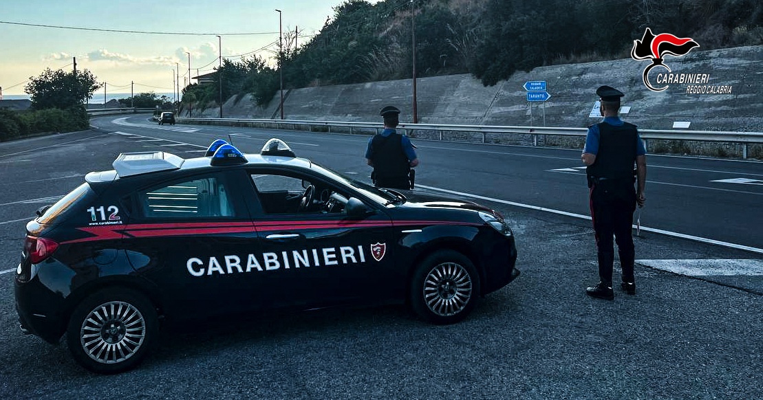 Minaccia passanti armato di coltello, un arresto nel Reggino