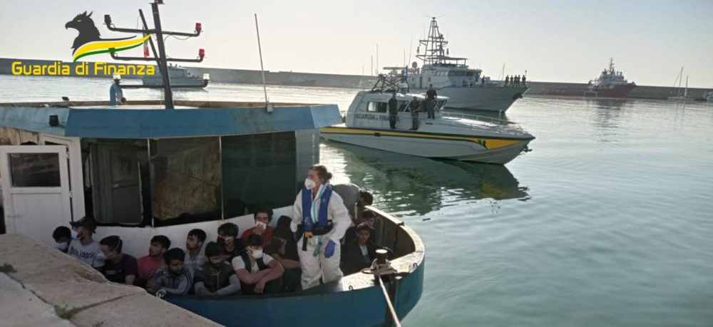 Migranti, intercettato peschereccio sullo Jonio