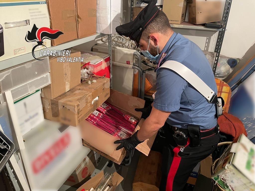 Sequestro di banconote contraffatte e fuochi d’artificio. Un arresto nel Vibonese