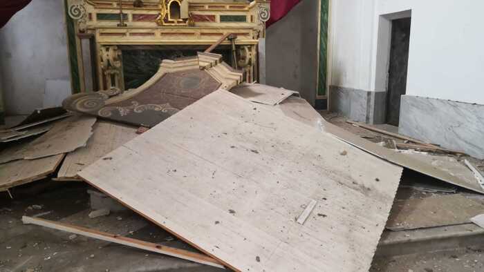 Crolla controsoffitto chiesa nel Vibonese, nessun ferito