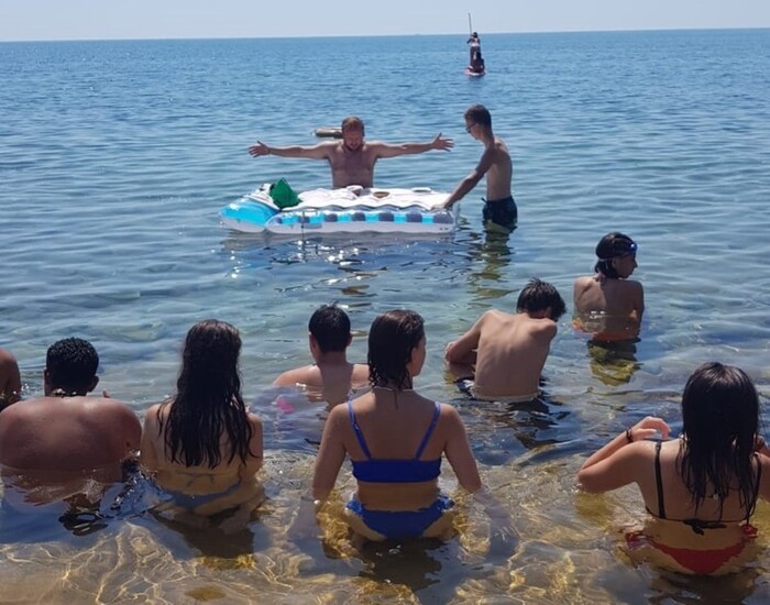 Sacerdote celebra Messa in mare, indagato dalla Procura