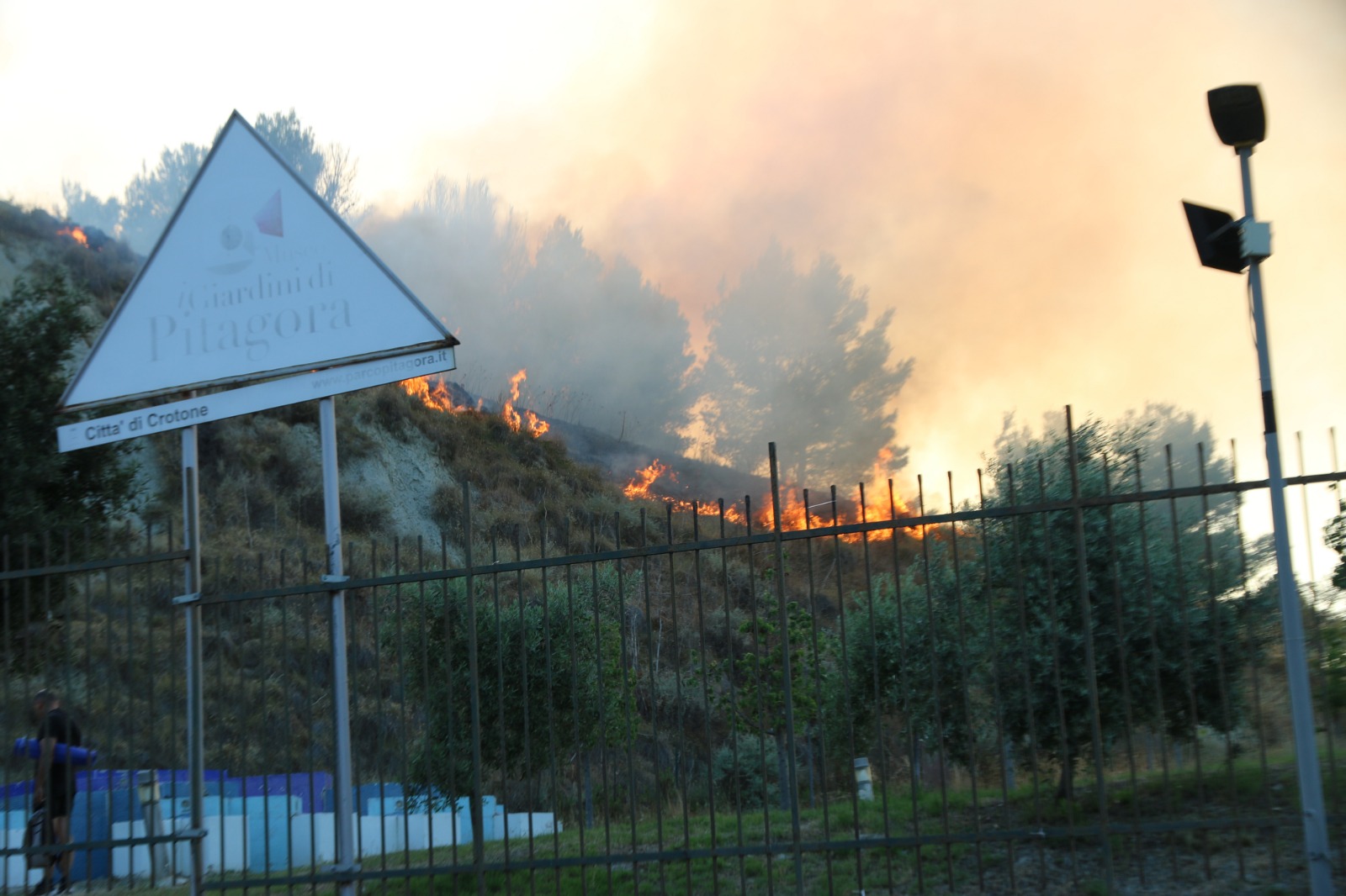 Ancora un incendio a Parco Pitagora, Jobel: «E’ un attacco mirato, ma noi rispondiamo sempre con l’impegno comunitario»