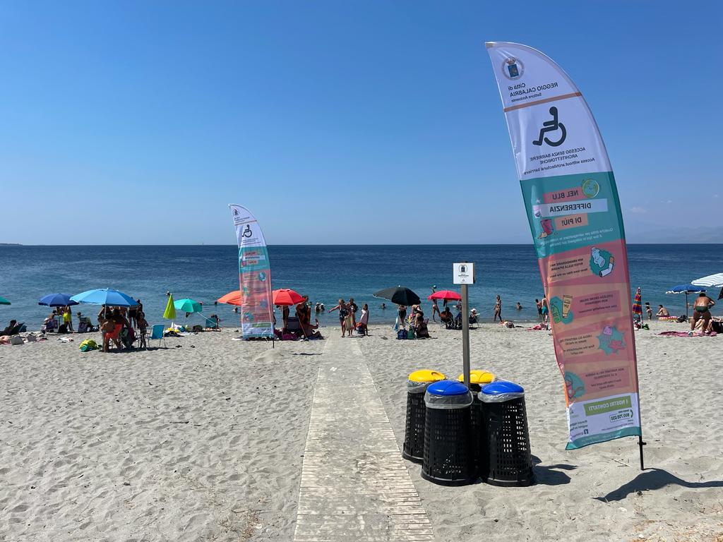 Spiagge reggine più accessibili e green: arrivano le passerelle per l’accesso delle persone con disabilità e i nuovi cestini per la differenziata