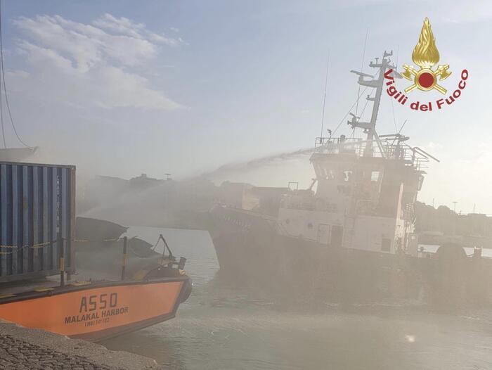 Esplosione su un rimorchiatore nel porto di Crotone: tre morti e un ferito grave